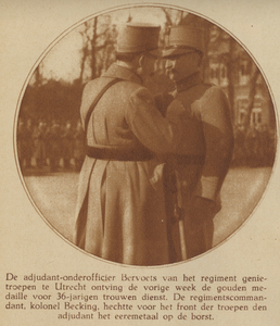 874220 Afbeelding van de regimentscommandant van de genietroepen, kolonel Becking, die adjunct-onderofficier Bervoets ...